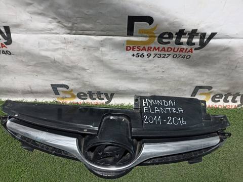 Máscara Hyundai elantra 2014, 2015 y 2016 usado en buen estado
