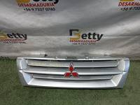 Máscara Mitsubishi Montero 2000, 2001, 2002, 2003, 2004, 2005 y 2006 usado en buen estado