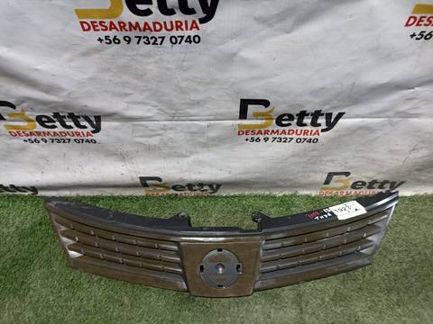 Máscara Nissan Tiida 2008, 2009, 2010, 2011, 2012, 2013, 2014 y 2015 usado en buen estado
