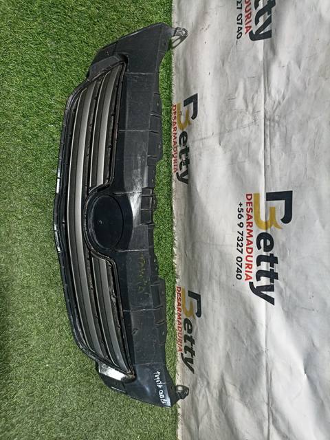 Mascara Toyota Corolla 2008, 2009, 2010 y 2011 usado en buen estado