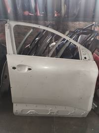 Puerta delantera derecha Peugeot 3008 / 5008 5008 / 3008 2018, 2019, 2020, 2021, 2022, 2023, 2024, 2025 y 2026 usado con detalles