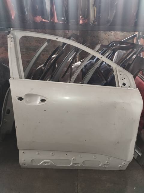 Puerta delantera derecha Peugeot 3008 / 5008 5008 / 3008 2018, 2019, 2020, 2021, 2022, 2023, 2024, 2025 y 2026 usado con detalles