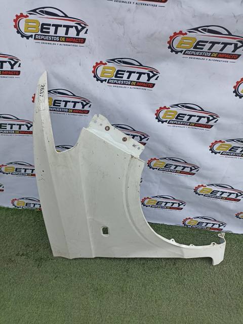 Tapabarro derecho Chevrolet N400 usado en buen estado