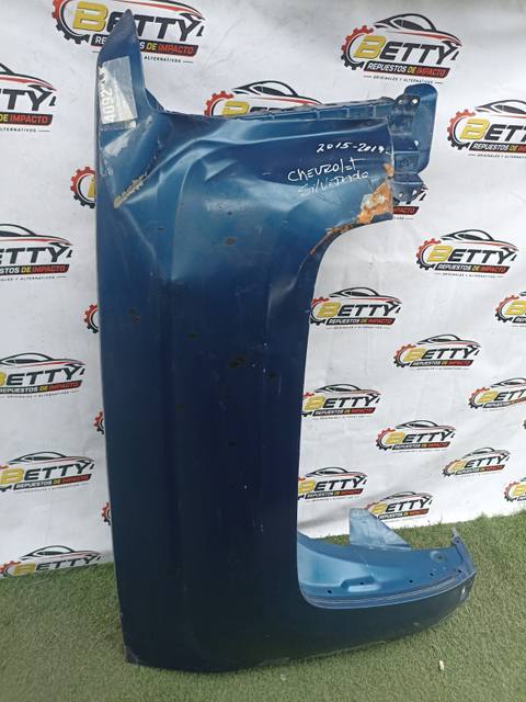Tapabarro derecho Chevrolet Silverado 2015 en adelante usado en buen estado