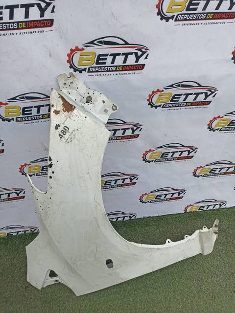 Tapabarro derecho Mazda 2 2007 en adelante usado en buen estado
