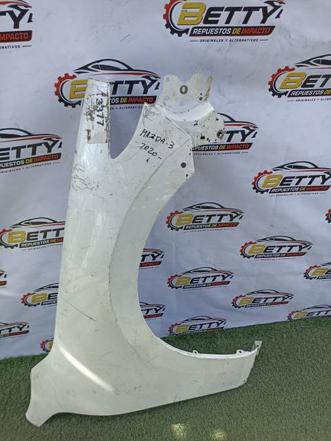 Tapabarro derecho Mazda 3 2020 en adelante usado en buen estado