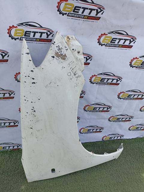 Tapabarro derecho Toyota Hilux 2007 en adelante usado en buen estado